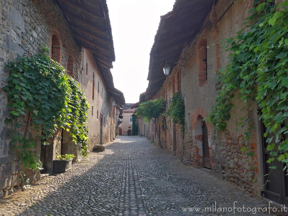 Candelo (Biella) - Una strada del ricetto di Candelo